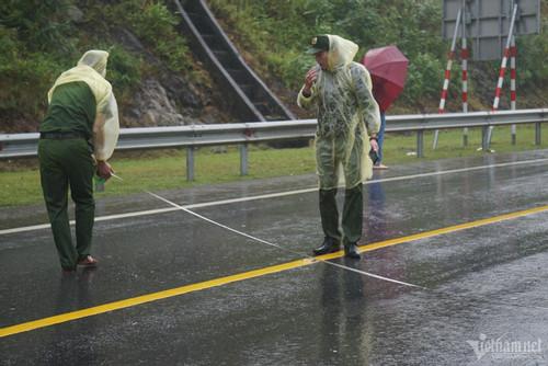 Cận cảnh hiện trường vụ xe khách lao xuống vực ở cao tốc La Sơn – Túy Loan-13