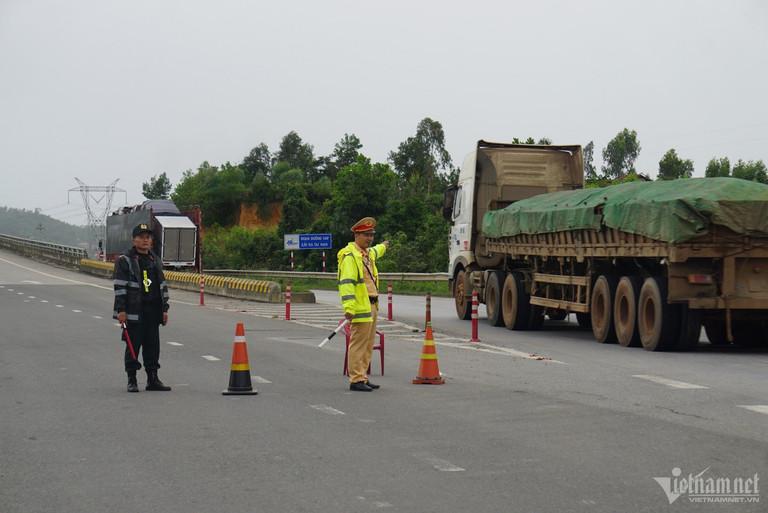 Cận cảnh hiện trường vụ xe khách lao xuống vực ở cao tốc La Sơn – Túy Loan-14