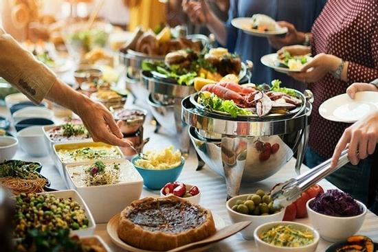 Người mẹ đáng khinh dạy 2 con song sinh cách gian lận để ăn quỵt tiệc buffet