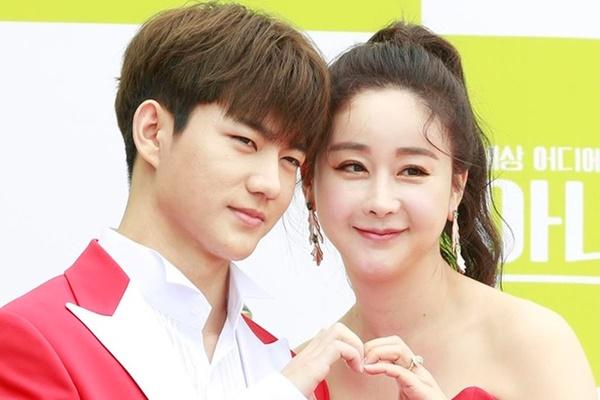 Hoa hậu Hàn Quốc lên tiếng về bức ảnh chồng hôn đàn ông-2