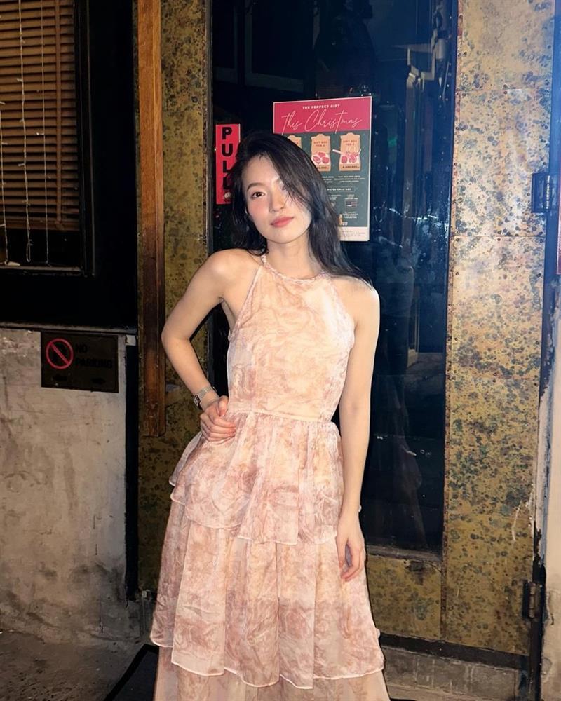 10 cách mặc váy họa tiết giúp vẻ ngoài trẻ trung hơn trong dịp Tết-3