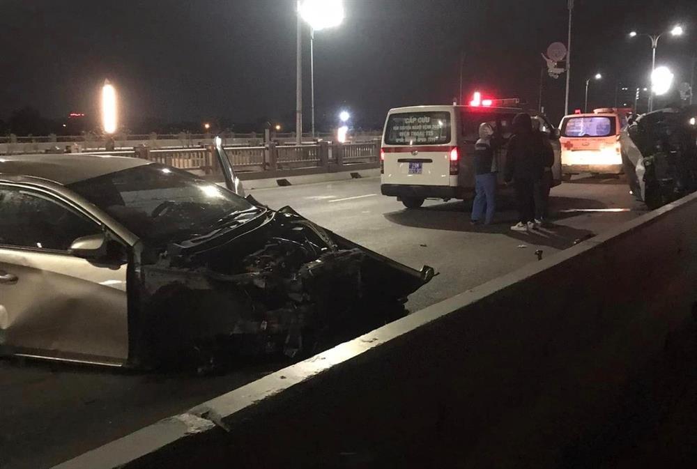 Hà Nội: Ô tô con biến dạng sau cú va chạm mạnh trên cầu Vĩnh Tuy-1