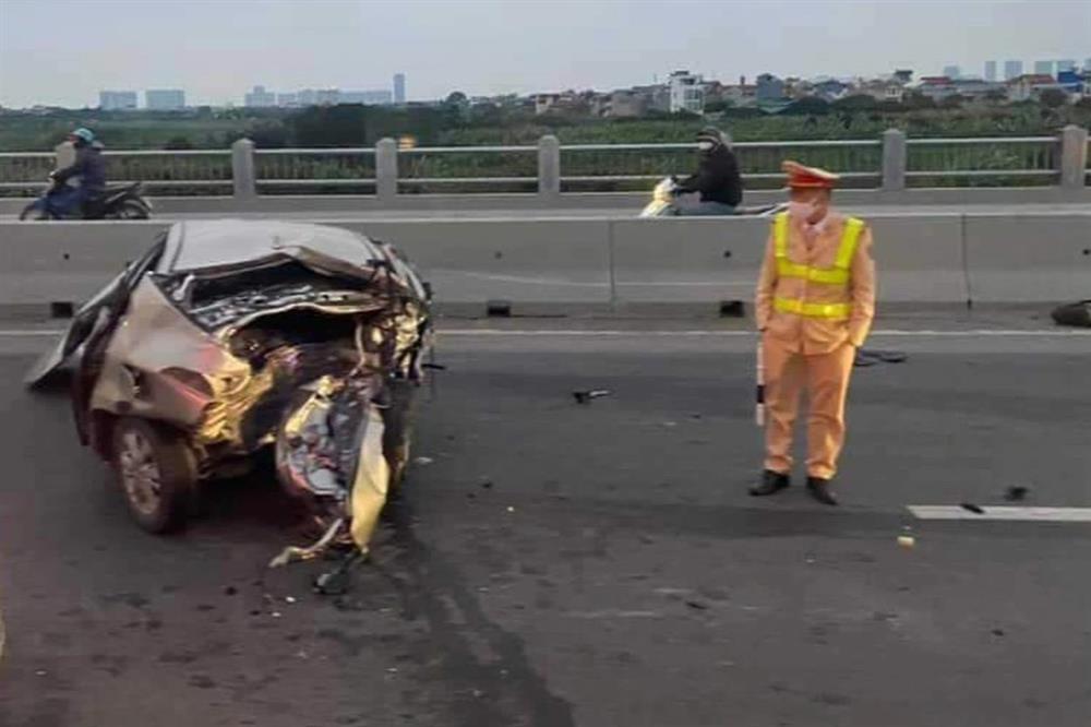 Hà Nội: Ô tô con biến dạng sau cú va chạm mạnh trên cầu Vĩnh Tuy-2