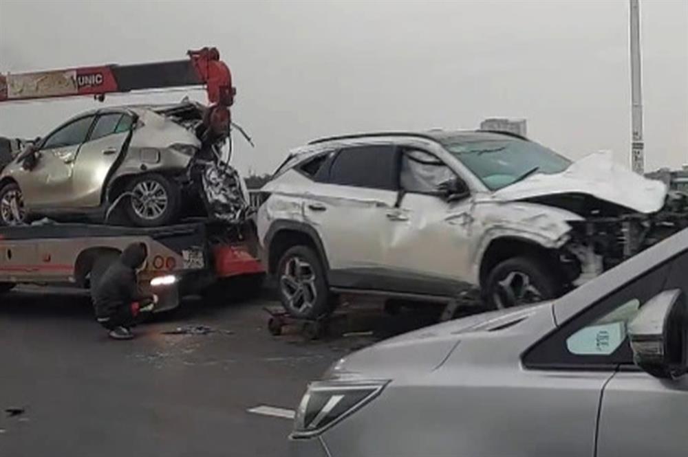 Hà Nội: Ô tô con biến dạng sau cú va chạm mạnh trên cầu Vĩnh Tuy-4