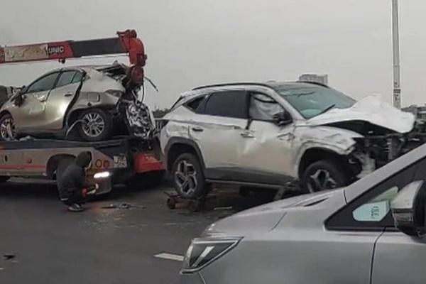 Xe buýt chạy lạc đường tông sập khung giới hạn cầu ở TP.HCM-2