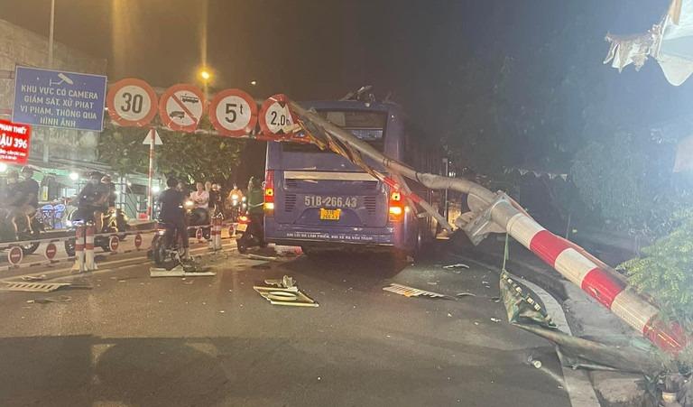 Xe buýt chạy lạc đường tông sập khung giới hạn cầu ở TP.HCM-1