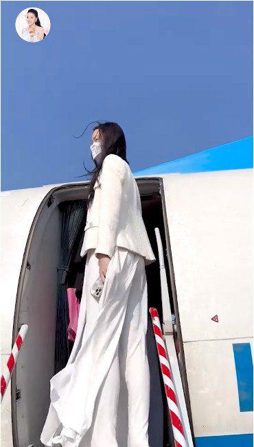 Hoa hậu Việt có chiều cao gần đụng trần máy bay, mê váy ngắn khoe chân dài miên man-1