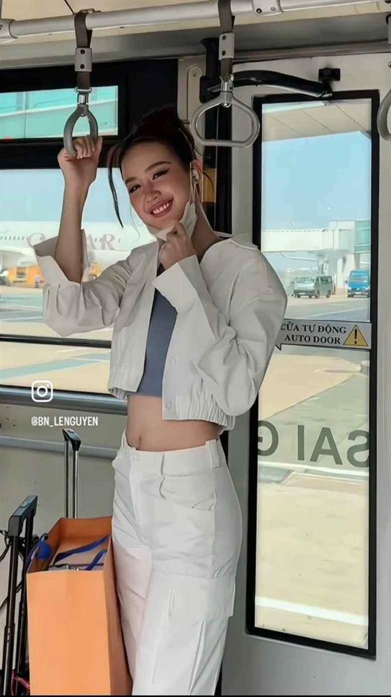 Hoa hậu Việt có chiều cao gần đụng trần máy bay, mê váy ngắn khoe chân dài miên man-3