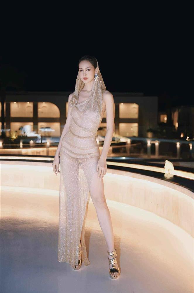 Hoa hậu Việt có chiều cao gần đụng trần máy bay, mê váy ngắn khoe chân dài miên man-5