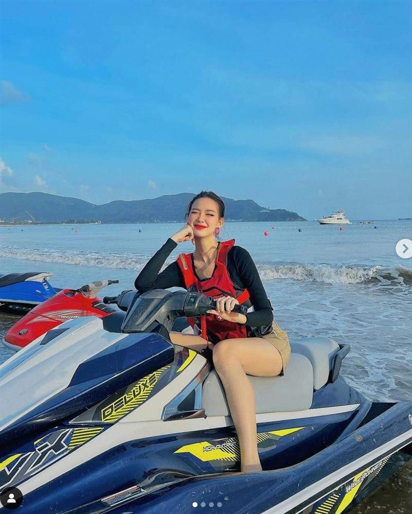 Hoa hậu Việt có chiều cao gần đụng trần máy bay, mê váy ngắn khoe chân dài miên man-6