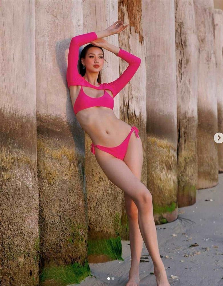 Hoa hậu Việt có chiều cao gần đụng trần máy bay, mê váy ngắn khoe chân dài miên man-7