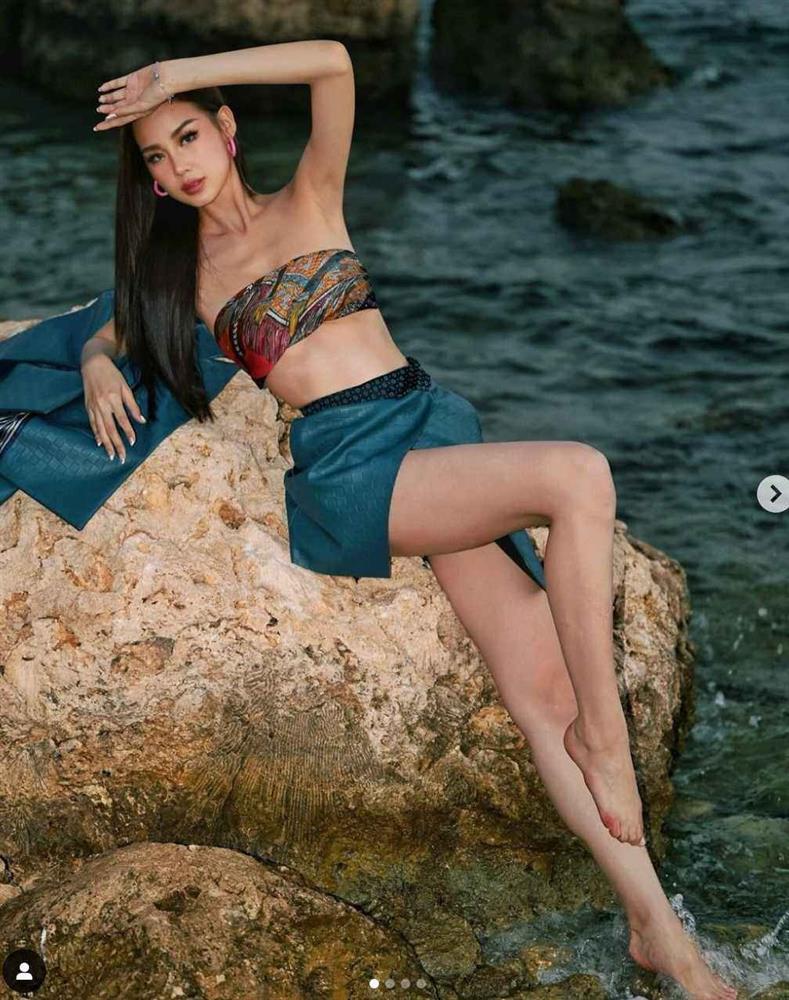 Hoa hậu Việt có chiều cao gần đụng trần máy bay, mê váy ngắn khoe chân dài miên man-8