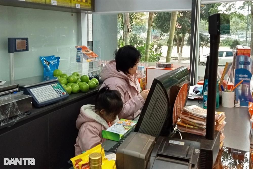 Trẻ nghỉ học vì lạnh: Bà hỏa tốc lên trông cháu, con theo mẹ 10km đi làm-2