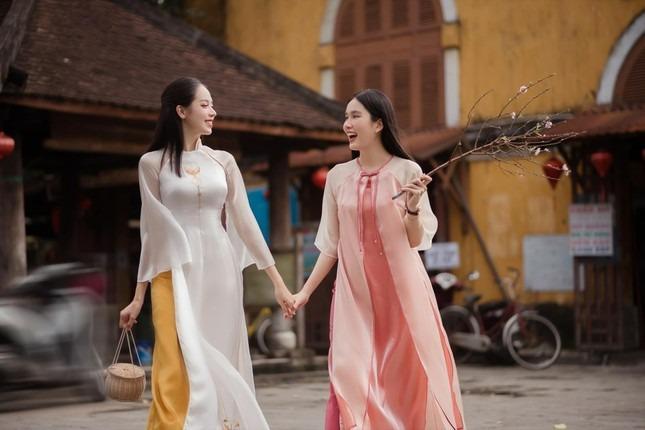 Trào lưu chụp ảnh áo dài, mặc hở hang, leo trèo ở di tích: Người đẹp làm xấu không gian đẹp-2