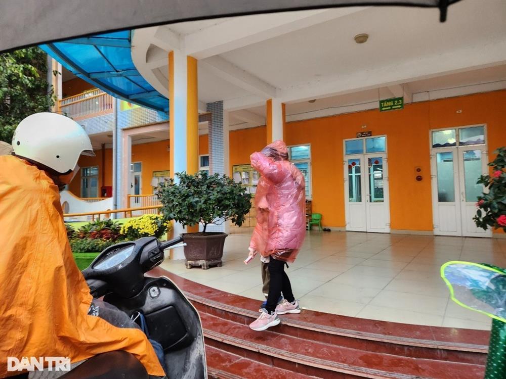 Trẻ nghỉ học vì lạnh: Bà hỏa tốc lên trông cháu, con theo mẹ 10km đi làm-4