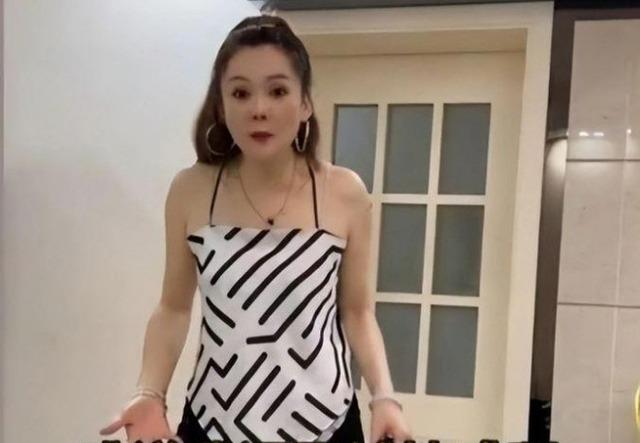 Mẹ chồng U50 áo hai dây hở lưng, váy ngắn thời thượng đi chơi, con dâu nói câu khiến bà bốc hỏa-1