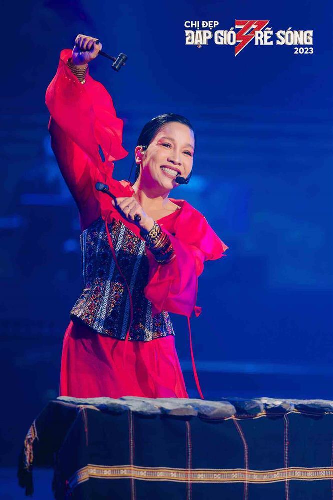 Diva Mỹ Linh U50 là thánh hài hước, gu ăn mặc trẻ trung được lòng công chúng-3