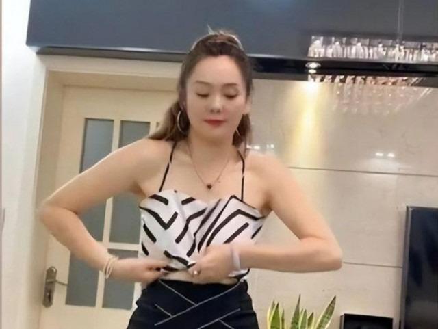 Mẹ chồng U50 áo hai dây hở lưng, váy ngắn thời thượng đi chơi, con dâu nói câu khiến bà bốc hỏa-2