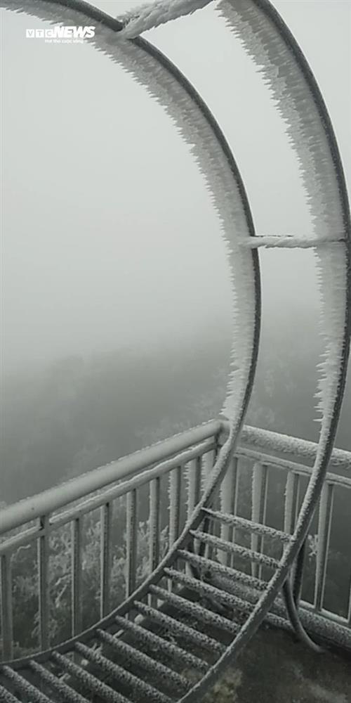 Nhiệt độ xuống -1,1 độ C, băng giá phủ kín đỉnh Mẫu Sơn-8