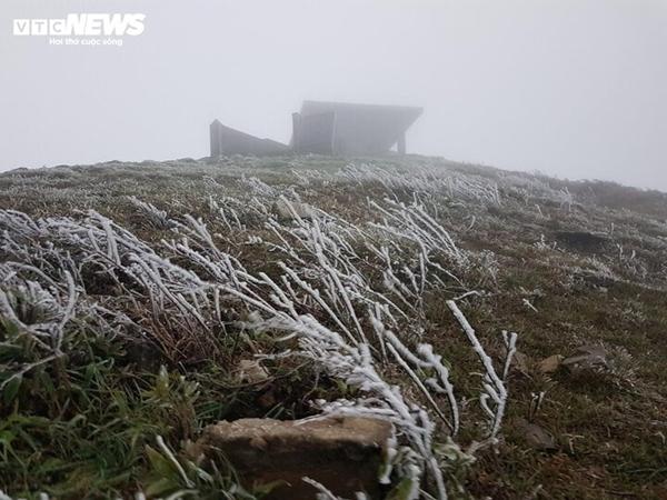 Nhiệt độ xuống -1,1 độ C, băng giá phủ kín đỉnh Mẫu Sơn-9
