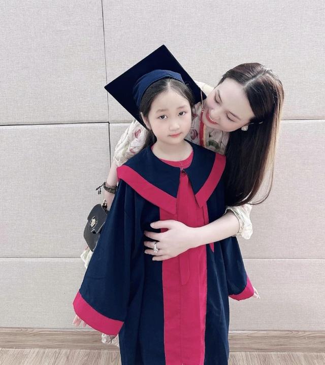 Con gái Tuấn Hưng: 7 tuổi đáng yêu, ngày càng giống mẹ-7