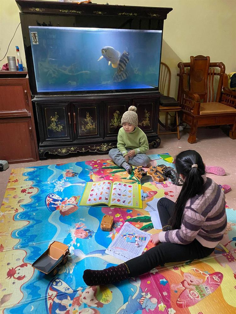 Con nghỉ học vì rét, bố mẹ đại chiến, bốc thăm chọn người trông-4