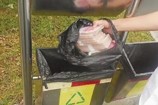 Vợ giấu 700 triệu tiền mặt vào thùng rác 'cho an toàn', người chồng vô tình đổ sạch rác trong thùng