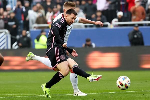 Messi dừng xe giữa đường làm một hành động gây bão, bị lộ ra nhược điểm-3