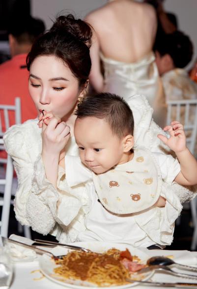 Bảo Thy khoe con trai 2 tuổi đọc bảng chữ cái tiếng Anh vanh vách, choáng ngợp học phí khủng của nhóc tỳ-2