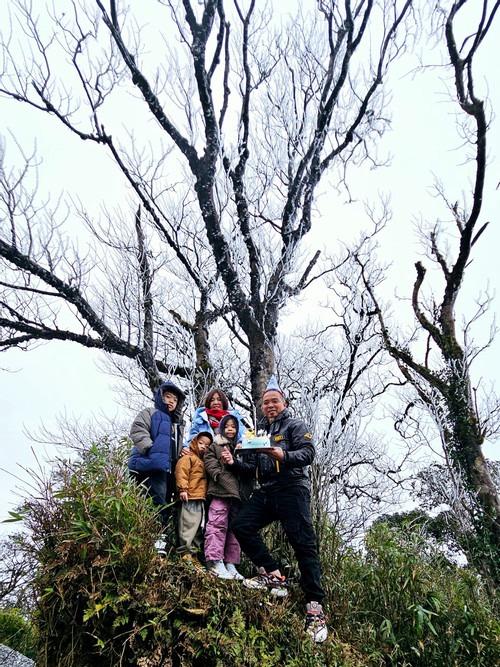 Bố mẹ đưa con vượt trăm km trong đêm lên Phja Oắc, Mẫu Sơn cắm trại săn băng giá-1