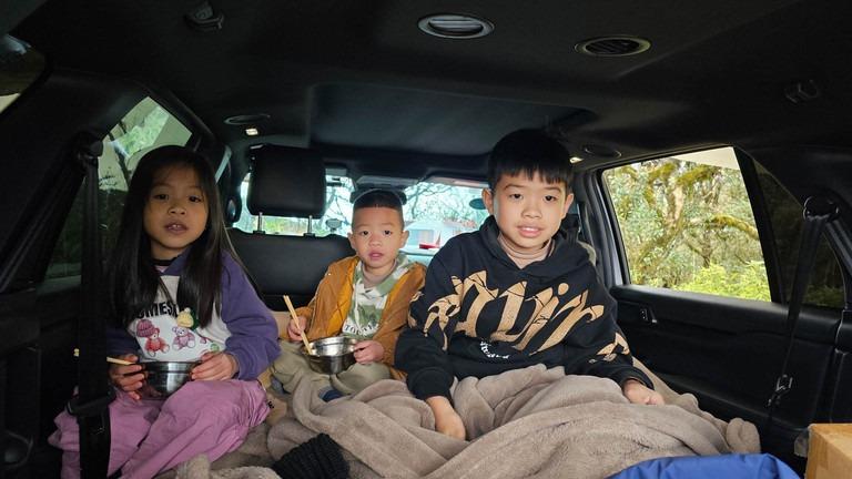 Bố mẹ đưa con vượt trăm km trong đêm lên Phja Oắc, Mẫu Sơn cắm trại săn băng giá-2