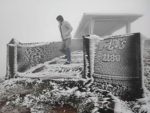 Bố mẹ đưa con vượt trăm km trong đêm lên Phja Oắc, Mẫu Sơn cắm trại săn băng giá-4