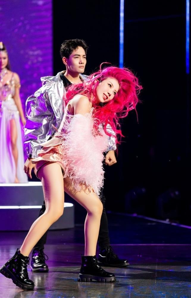 Chị đẹp Trang Pháp bị mẹ cấm múa cột, Chi Pu bị gọi tên-2