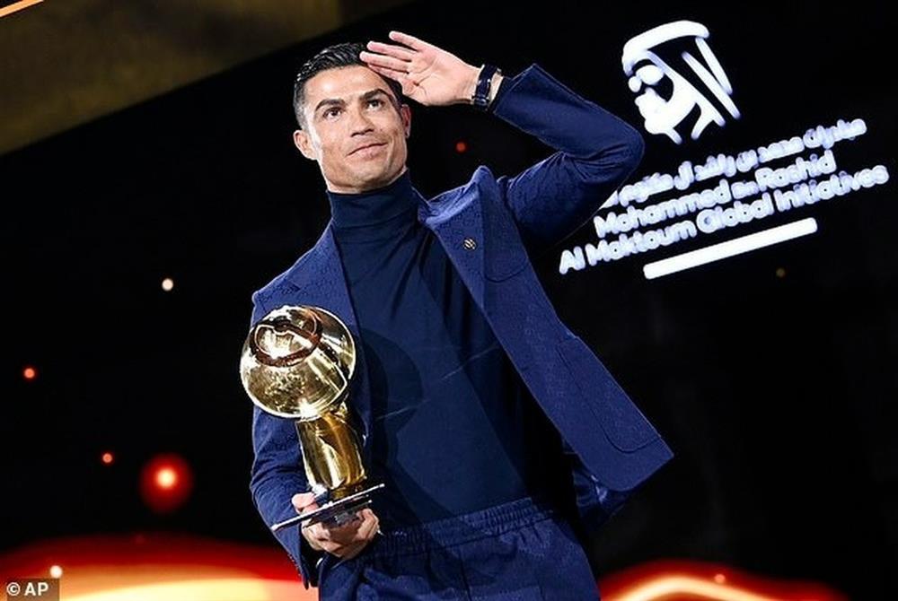 Ronaldo bất ngờ nói về chuyện giải nghệ khi dự sự kiện cùng bạn gái-1