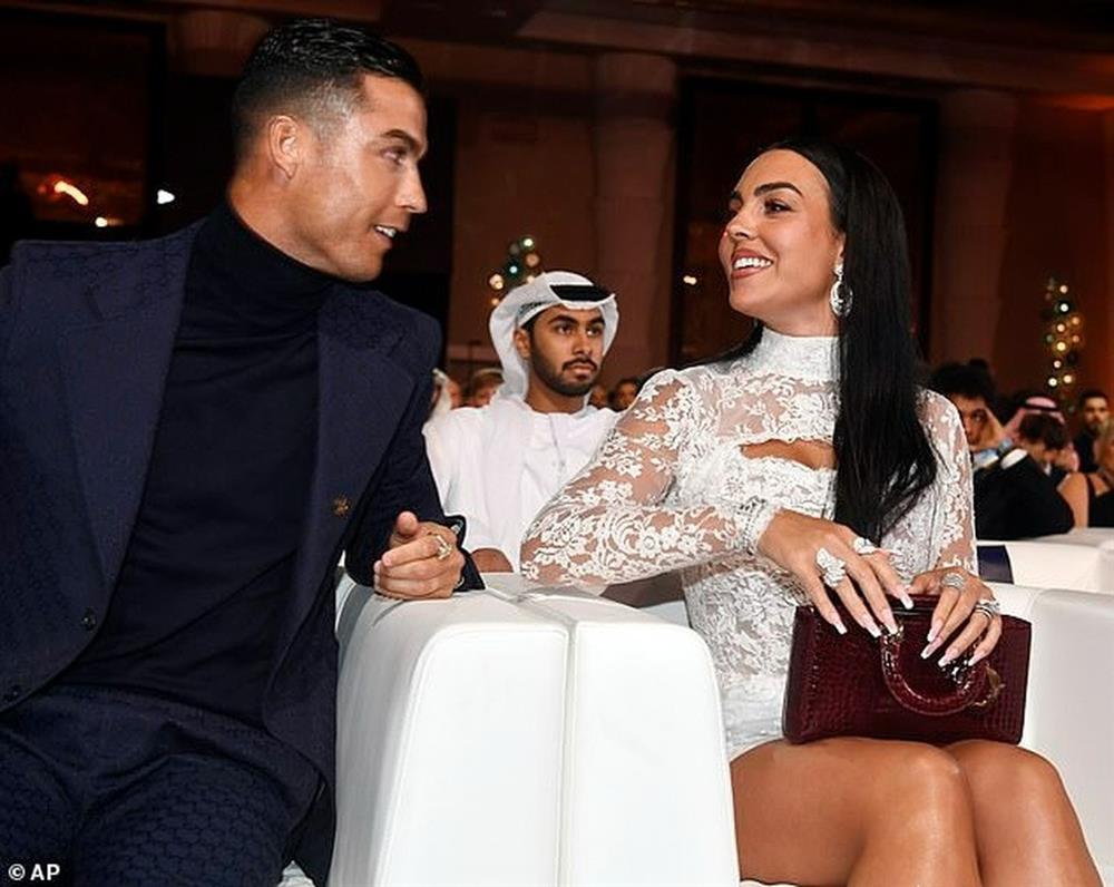 Ronaldo bất ngờ nói về chuyện giải nghệ khi dự sự kiện cùng bạn gái-2