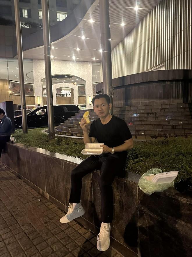 Phú ông Johnny Đặng bị khách sạn hạng sang đuổi ra lề đường, lý do ai nấy cười muốn nội thương-5