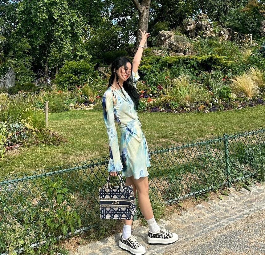 Jisoo gợi ý 10 cách mặc váy ngắn tôn dáng cho nàng có chiều cao khiêm tốn-3