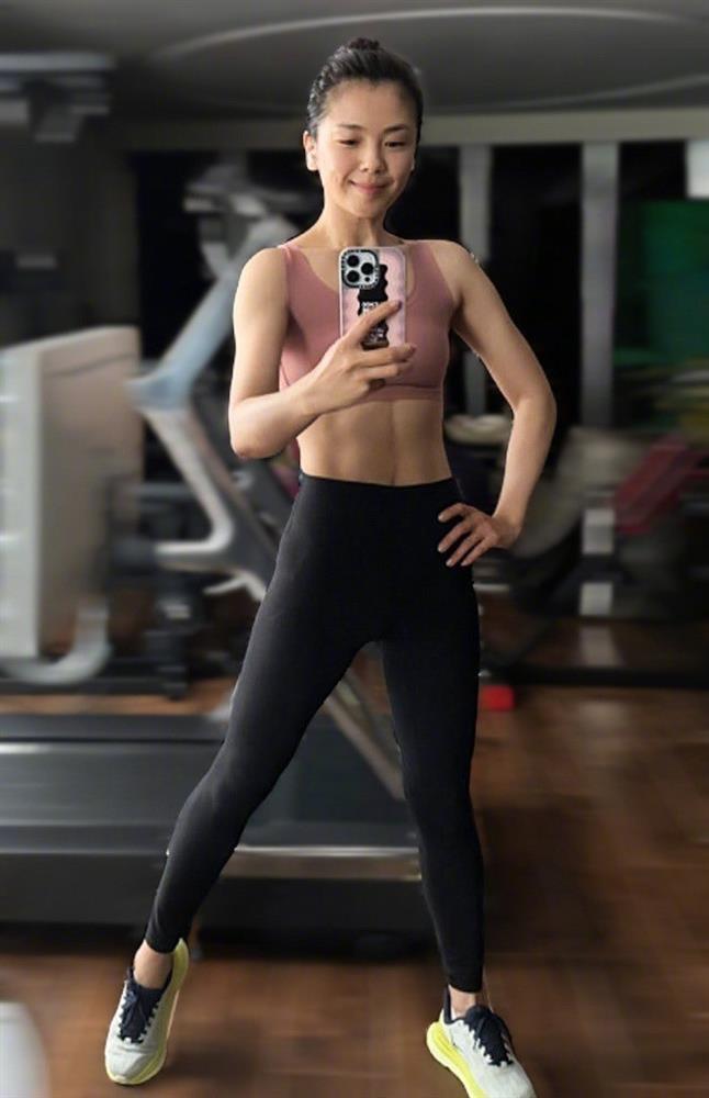 Lưu Đào Thiên Long Bát Bộ U50 khổ luyện trong phòng gym để có tỷ lệ eo hông bình hoa-4