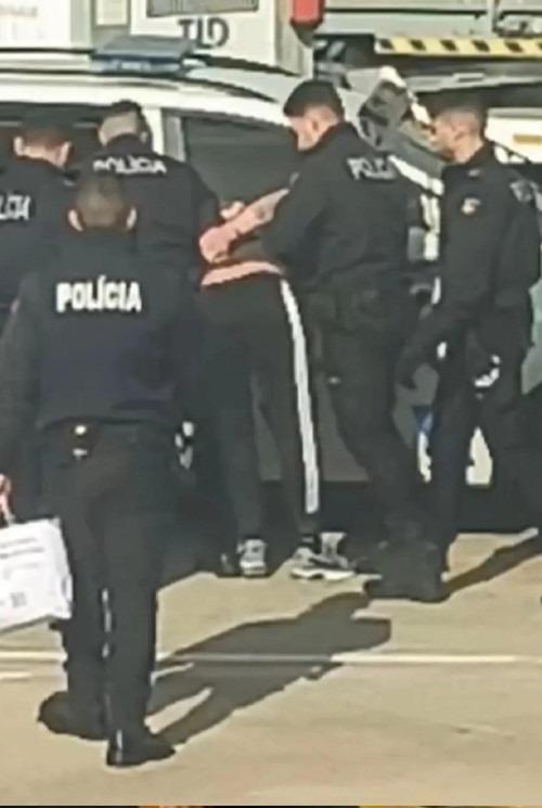 Máy bay hạ cánh khẩn cấp vì 8 hành khách đánh nhau, xô ngã tiếp viên-3