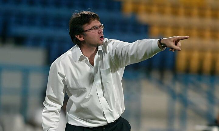 Hết chê CĐV lại trách truyền thông, HLV Troussier lặp lại thói quen vạ miệng?-1