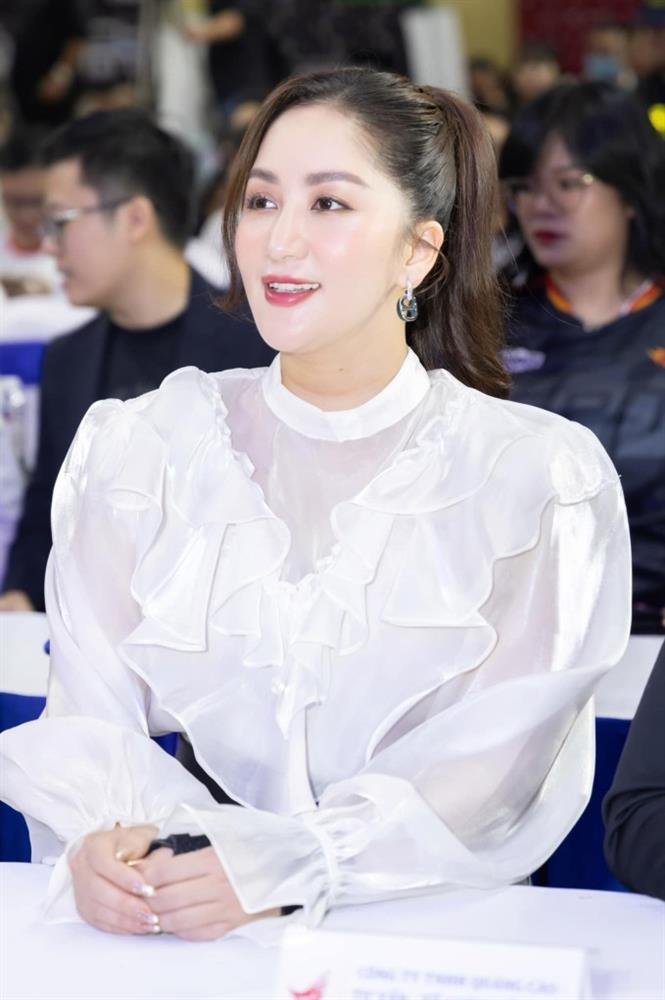 Khánh Thi xuất hiện bên Phan Hiển sau thời gian sang Singapore chữa bệnh-2