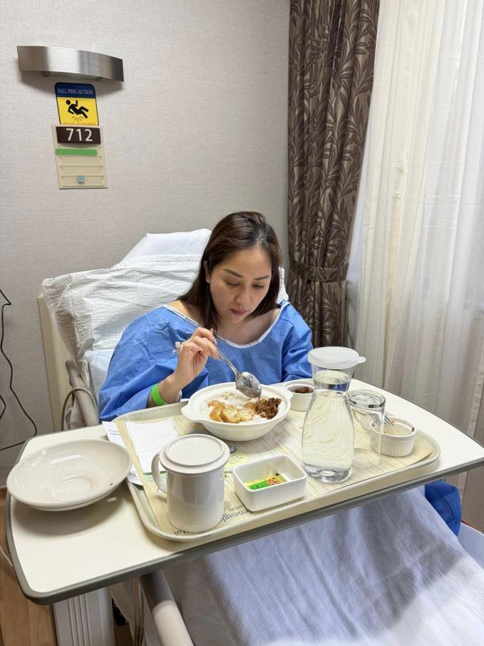 Khánh Thi xuất hiện bên Phan Hiển sau thời gian sang Singapore chữa bệnh-3