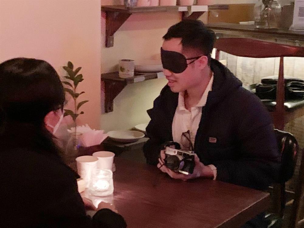 Hẹn hò độc, lạ ở Hà Nội: Bịt mắt nói chuyện, chơi trò chơi tìm hiểu nhau-2