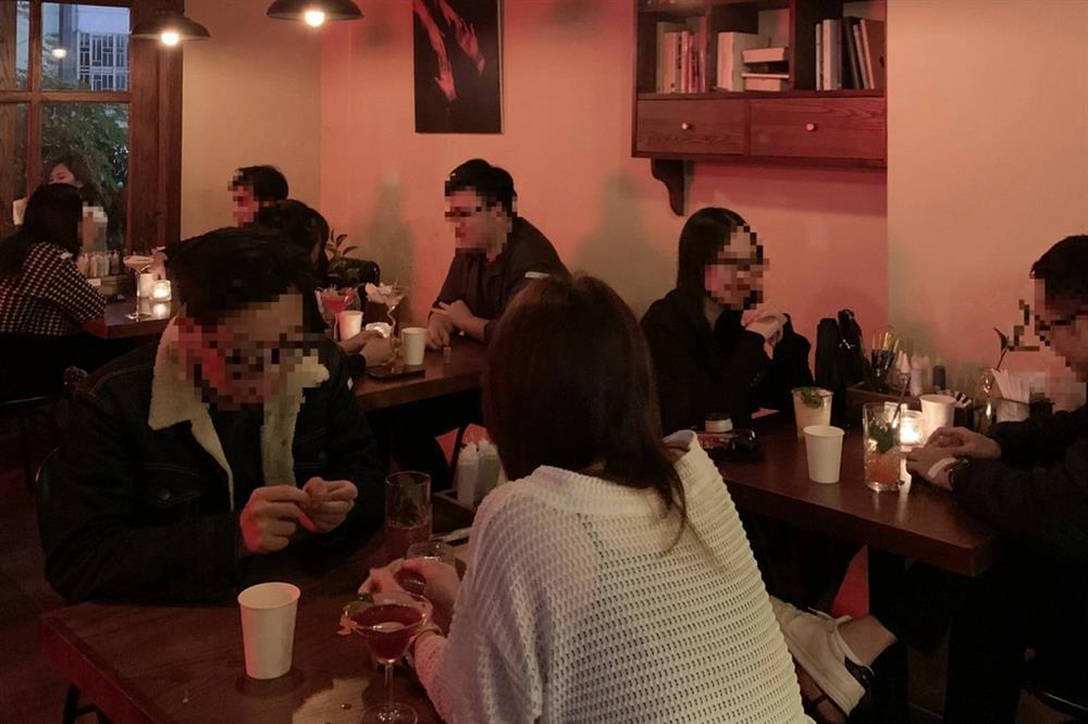 Hẹn hò độc, lạ ở Hà Nội: Bịt mắt nói chuyện, chơi trò chơi tìm hiểu nhau-3