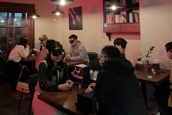 Hẹn hò độc, lạ ở Hà Nội: Bịt mắt nói chuyện, chơi trò chơi tìm hiểu nhau