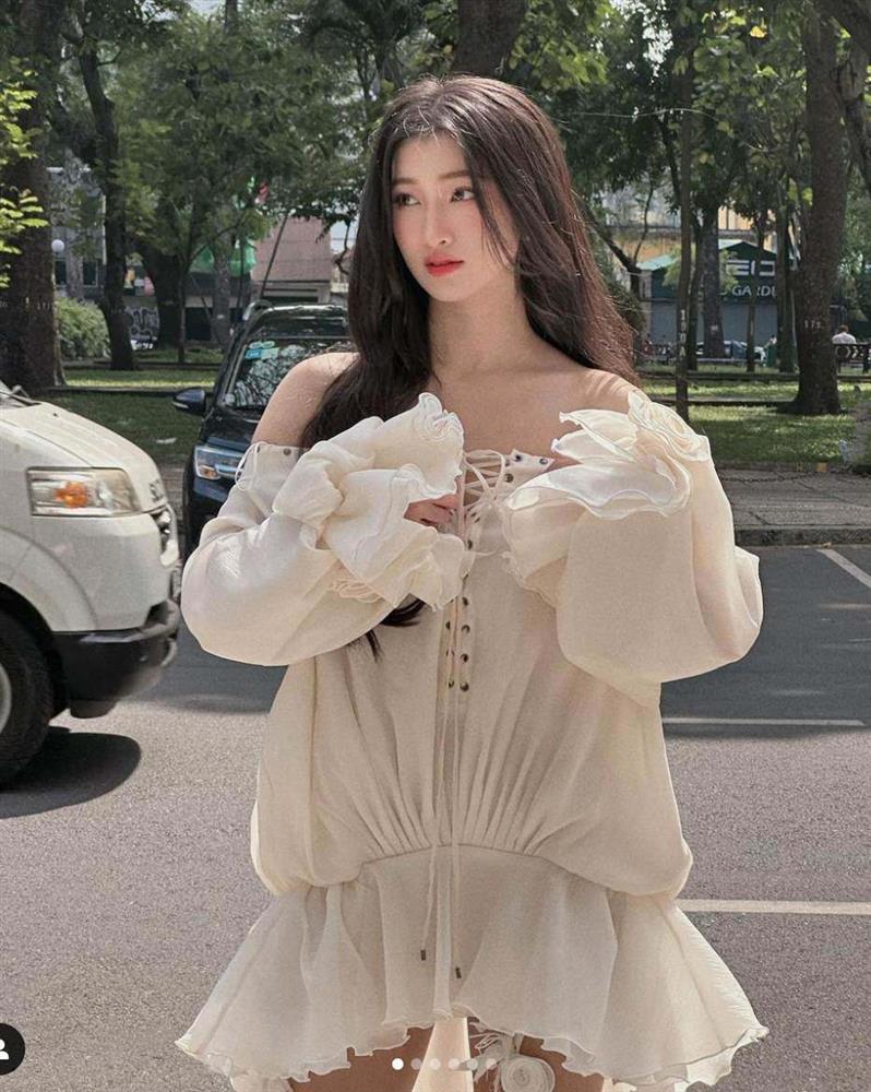Phương Nhi diện áo yếm mong manh, khoe dáng tròn lẳn gợi cảm