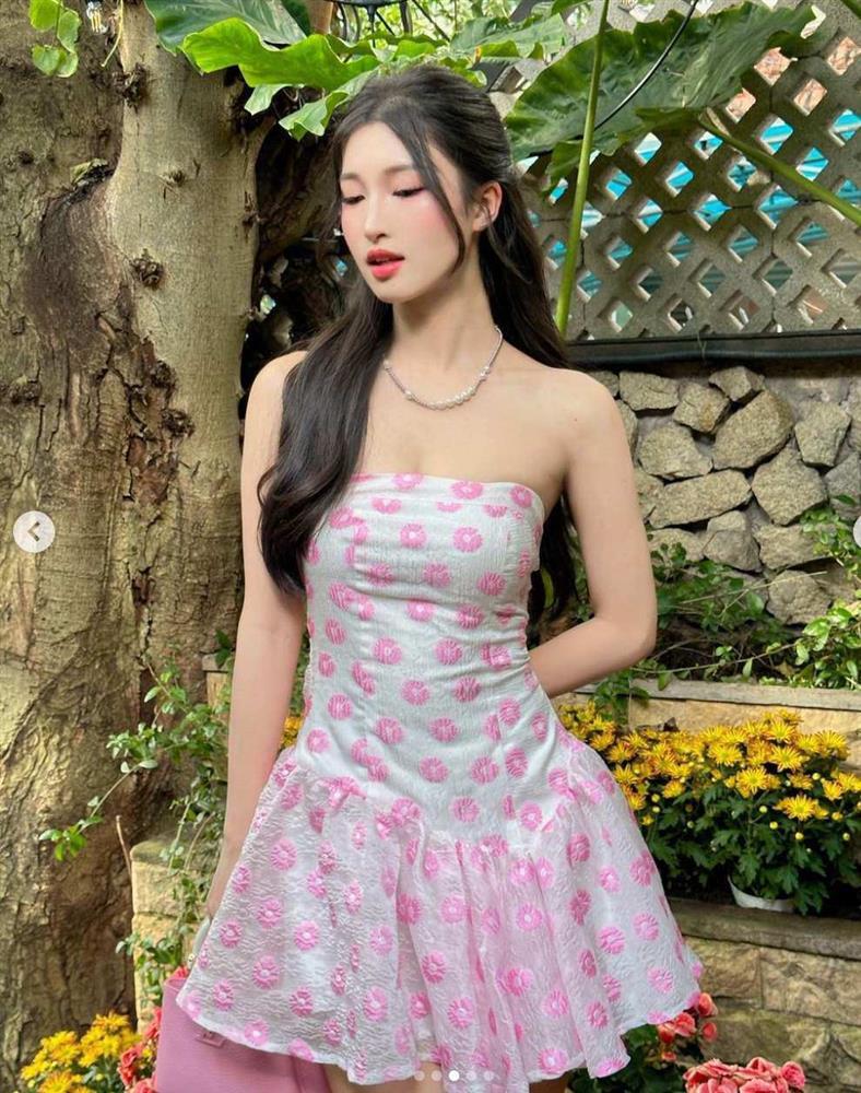 Phương Nhi diện áo yếm mong manh, khoe dáng tròn lẳn gợi cảm