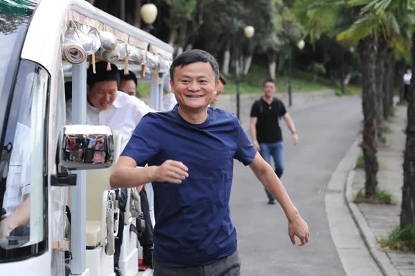Người vợ bí ẩn của Jack Ma, vừa xuất hiện đã vung tay mua mấy căn shophouse-2