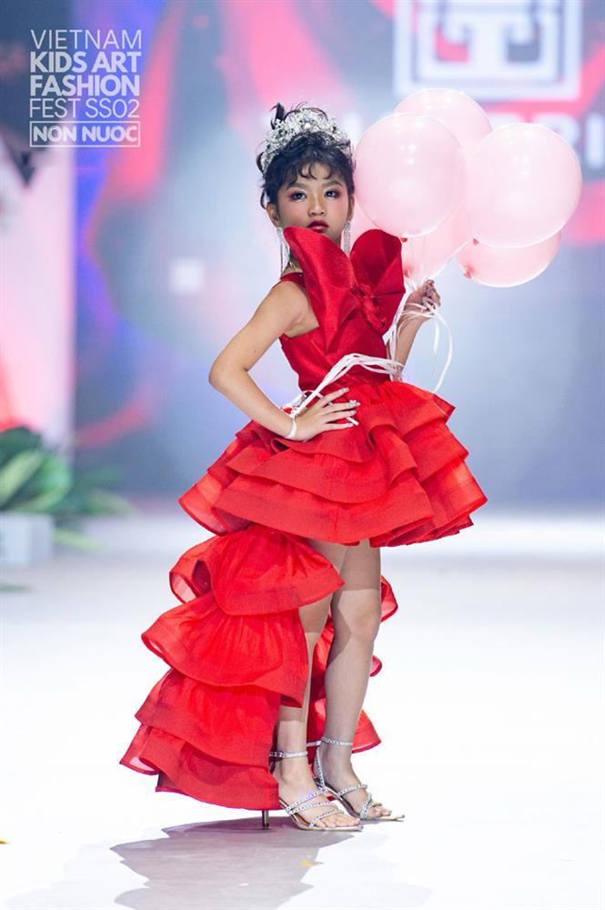 Mẫu nhí Thái Trân diễn vedette ấn tượng-1