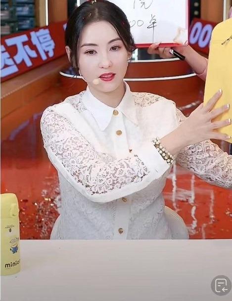 Trương Bá Chi lộ bằng chứng mang thai lần 4, đã cố giấu nhưng bụng cứ lồ lộ như bầu tháng thứ 6?-1